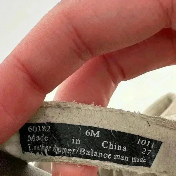 Clarks bendable sandals size 6 gray snakeskin print metallic floral flip flops - Picture 11 of 12